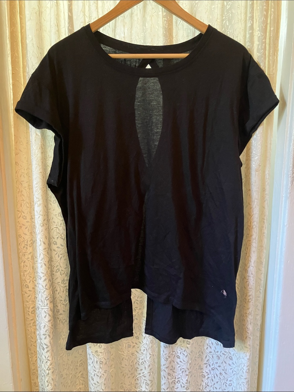 🌺 4 for $20.00 breezy black t shirt